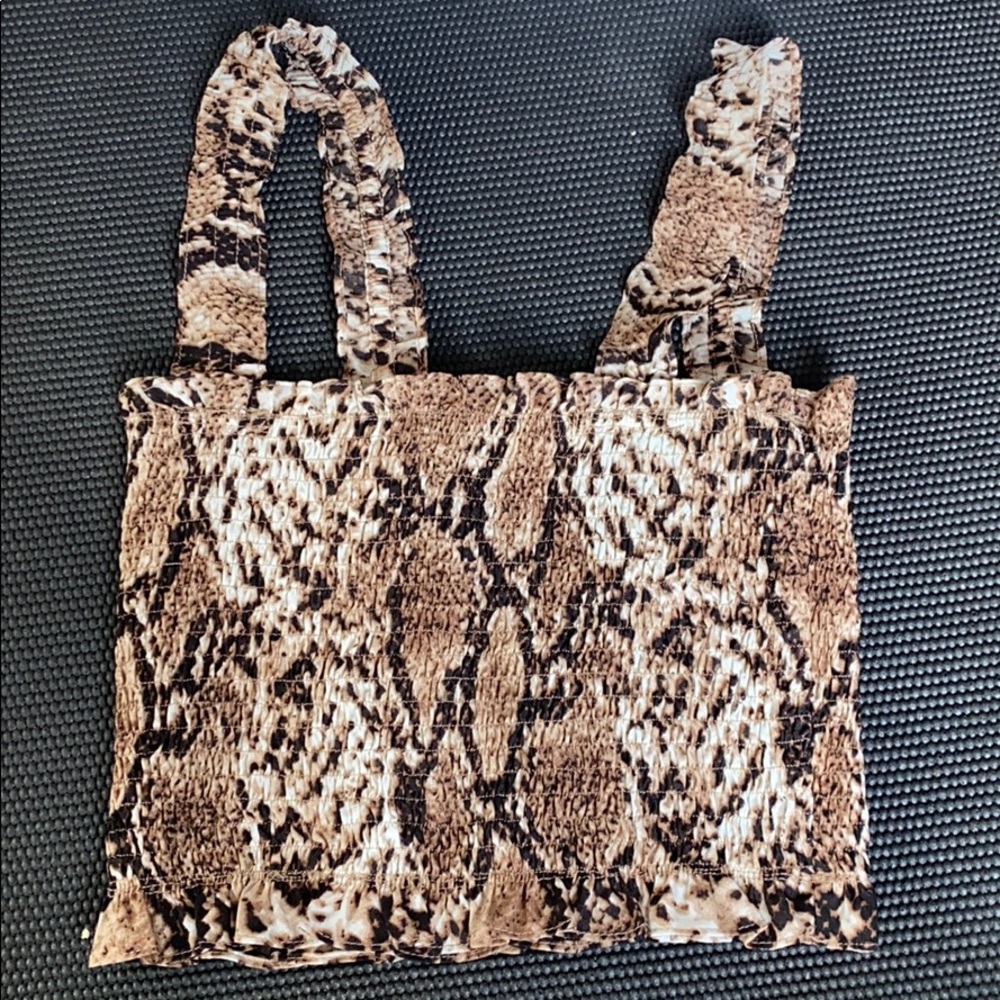 Super cute fit!! Snake print crop